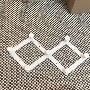 Expandable metal hook rail